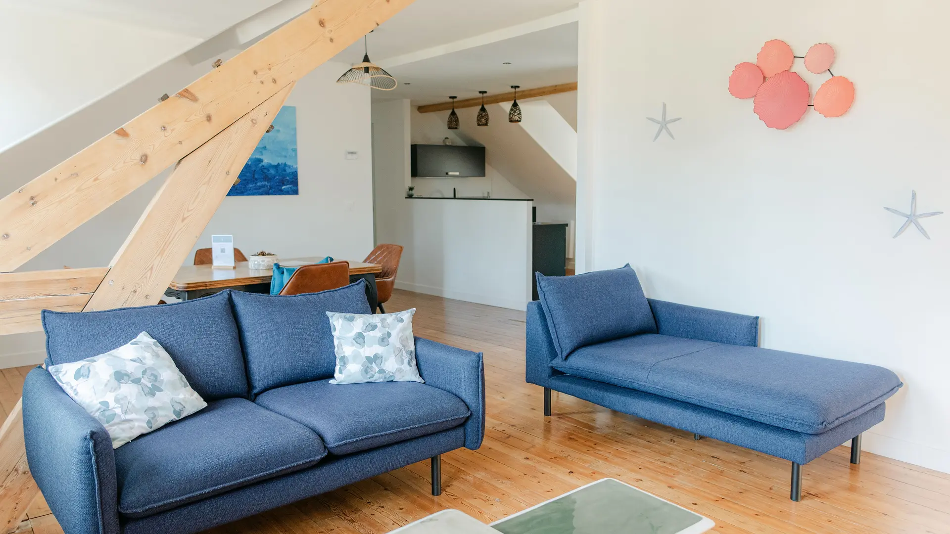 Salon ouvert sur salle à manger et cuisine