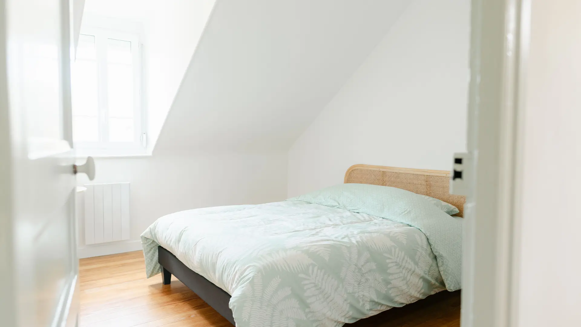 Chambre 2 avec lit double, penderie et prises USB autour du lit