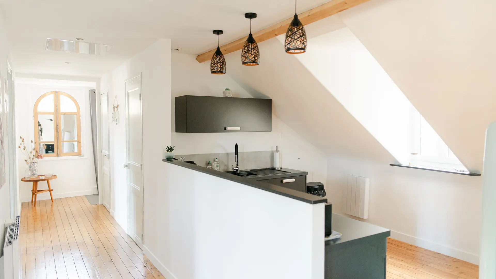 Couloir et cuisine ouverte