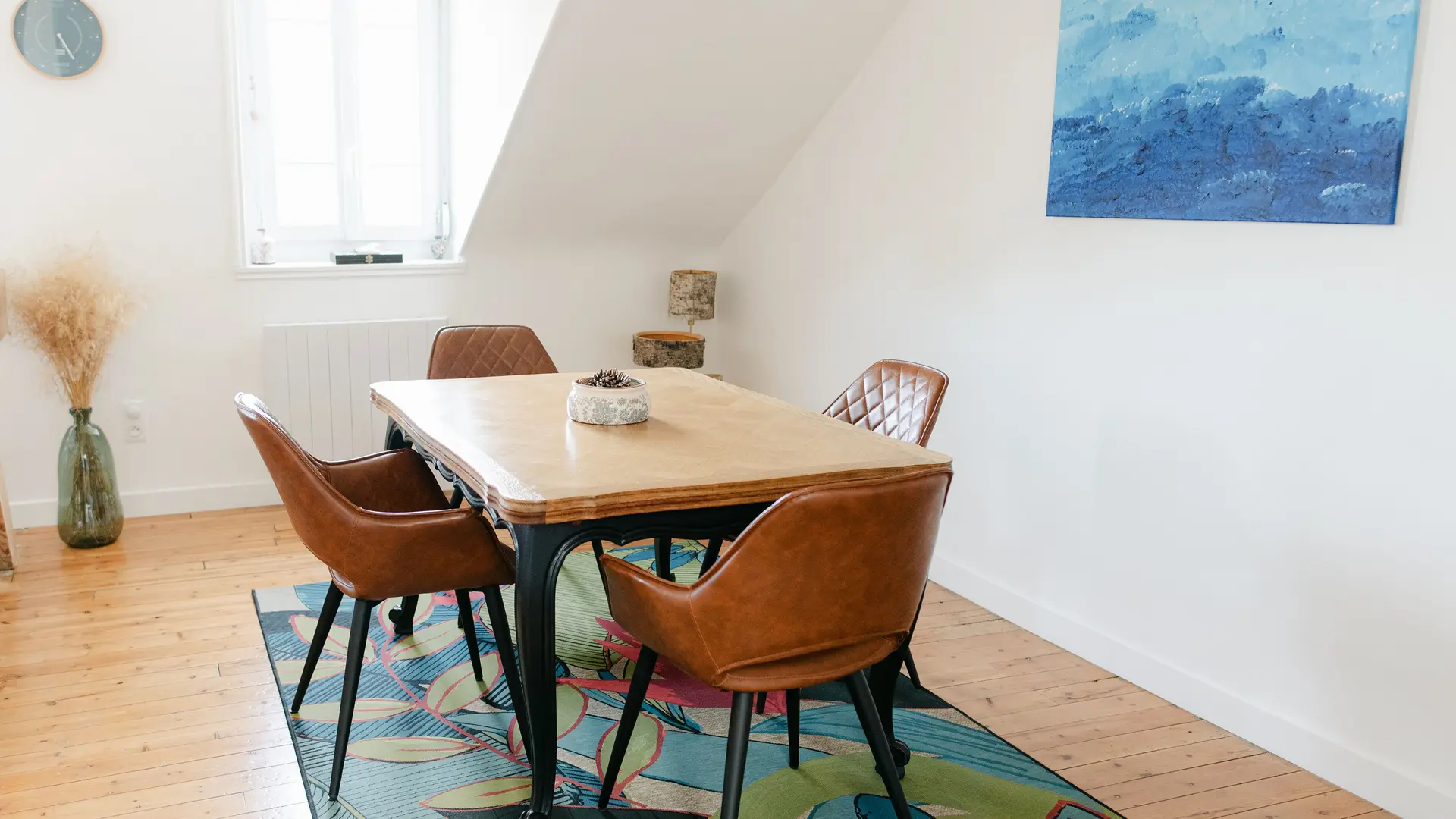 Salle à manger, d'autres chaises d'appoint sont disponibles