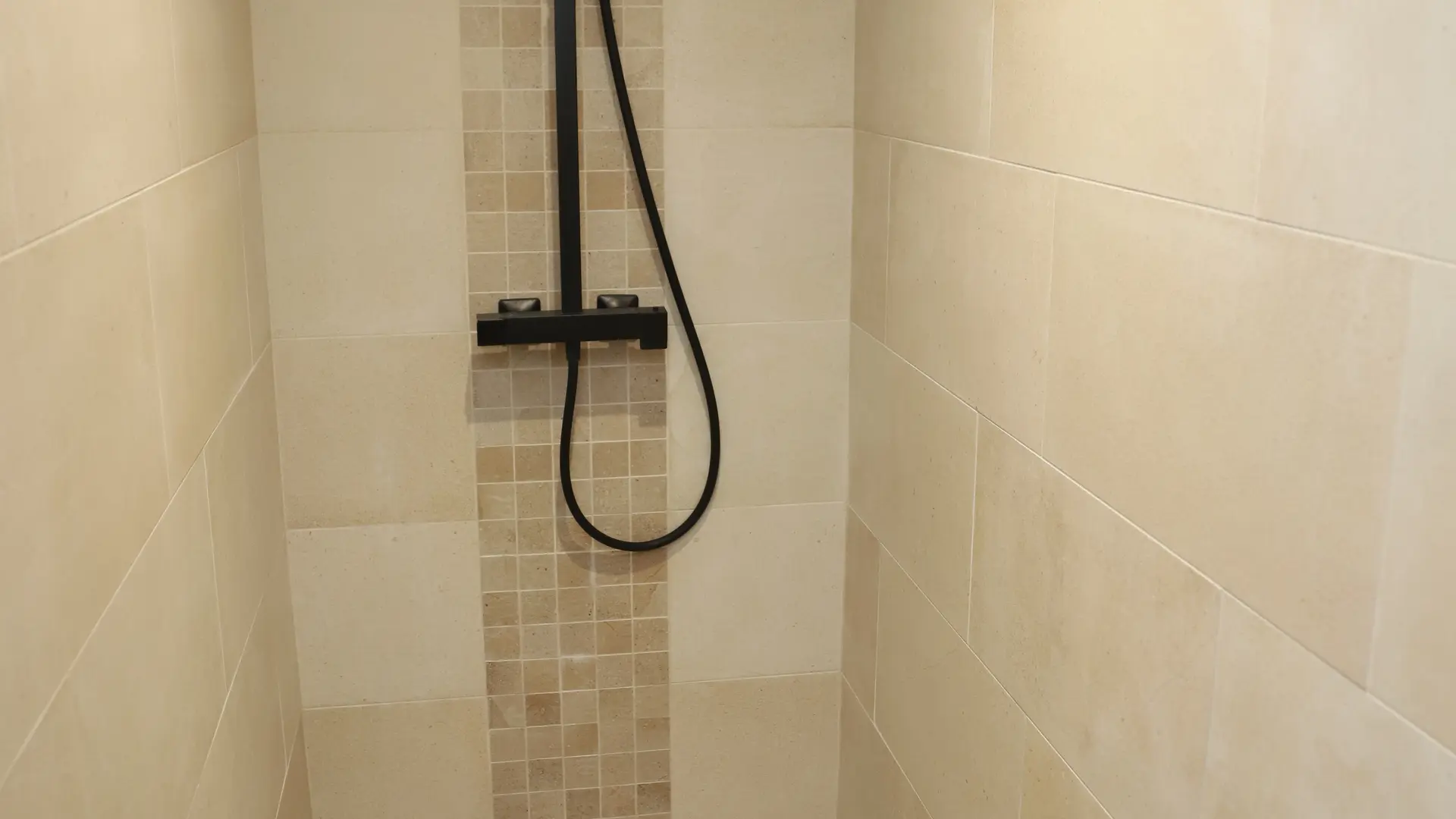 Gamaches_Gîte-Entre-Verre-et-Mer_Douche-RDC@Mme-Godron_2024