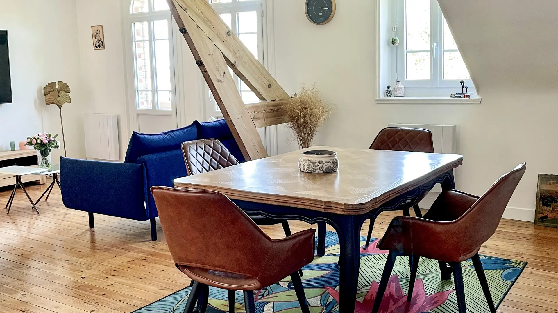 Salon ouvert sur salle à manger et cuisine