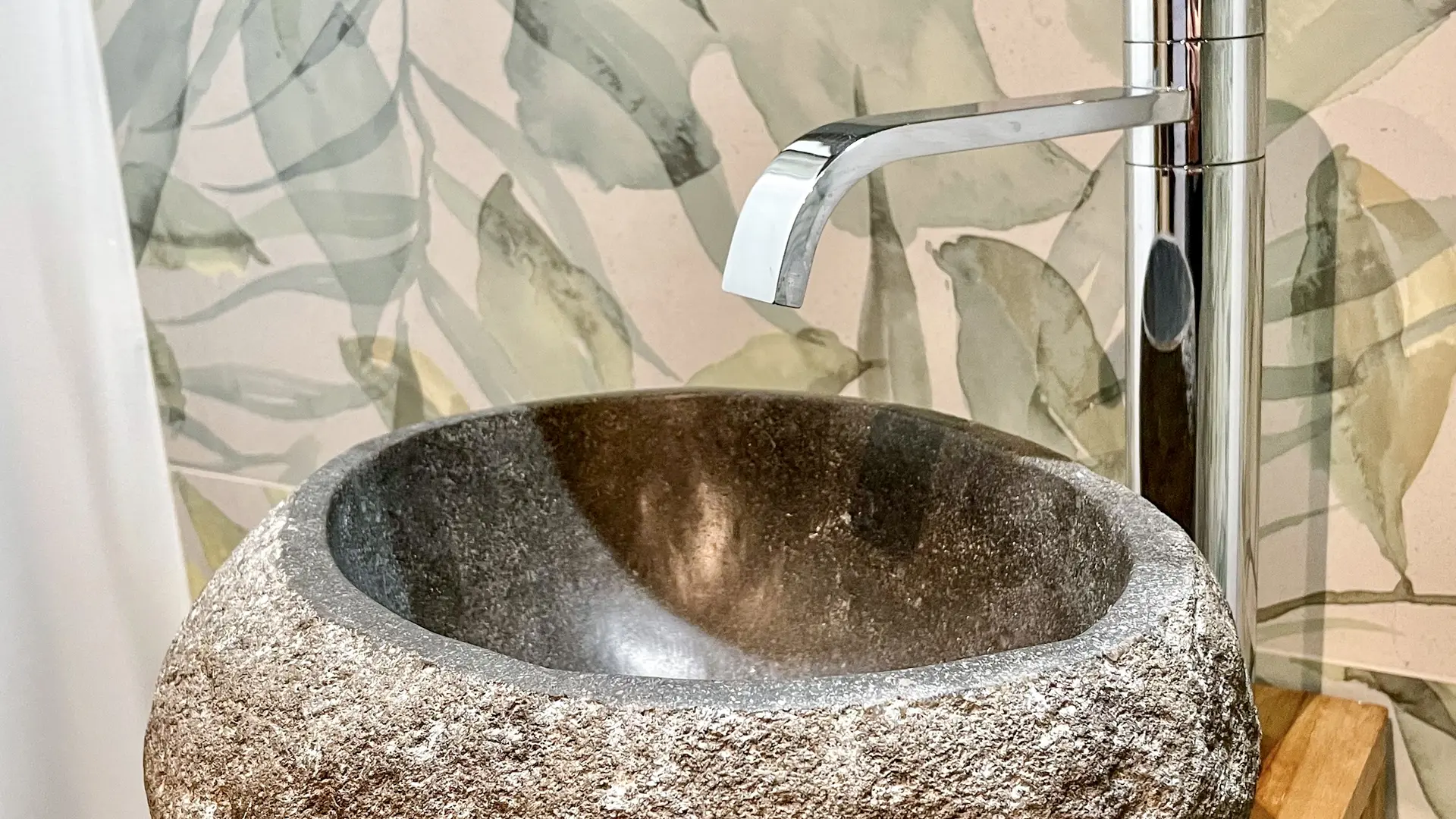 Salle de bain avec vasque, douche italienne et machine à laver