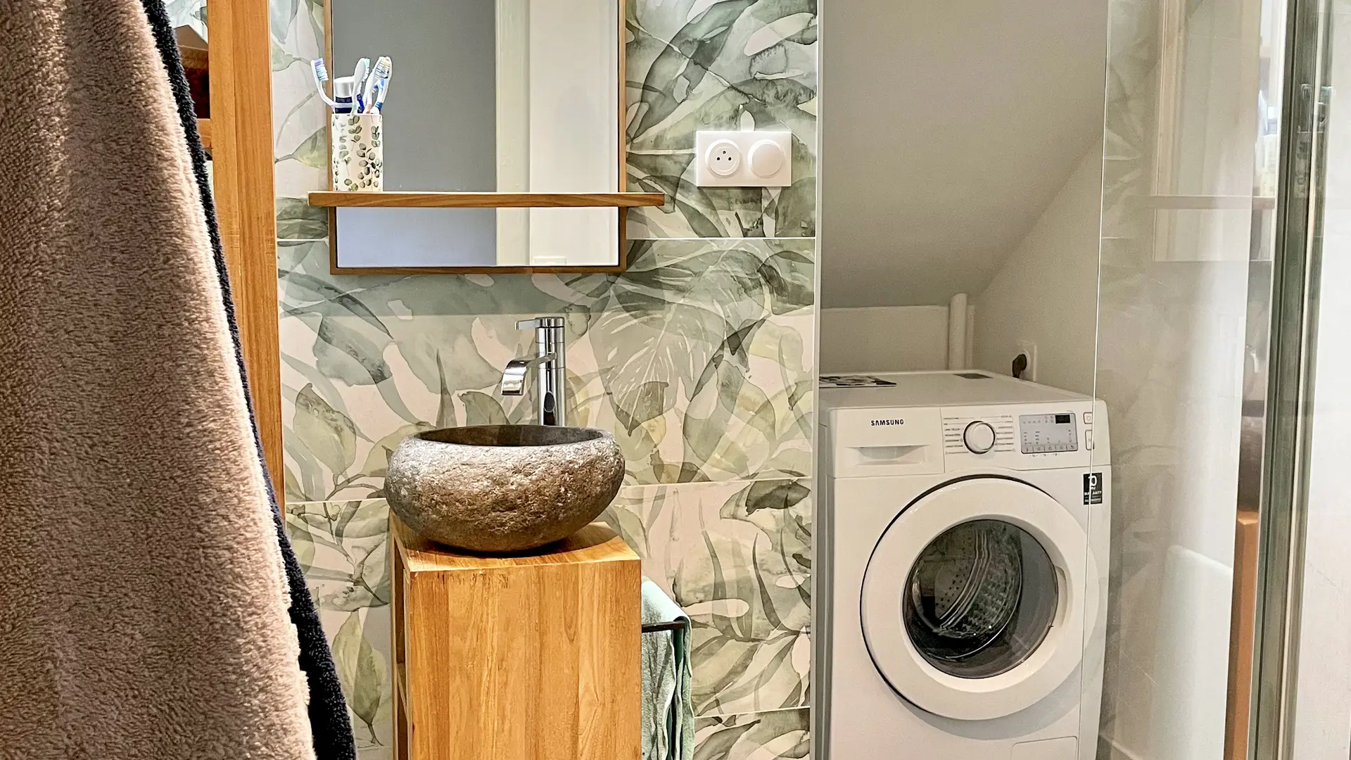 Salle de bain avec vasque, douche italienne et machine à laver