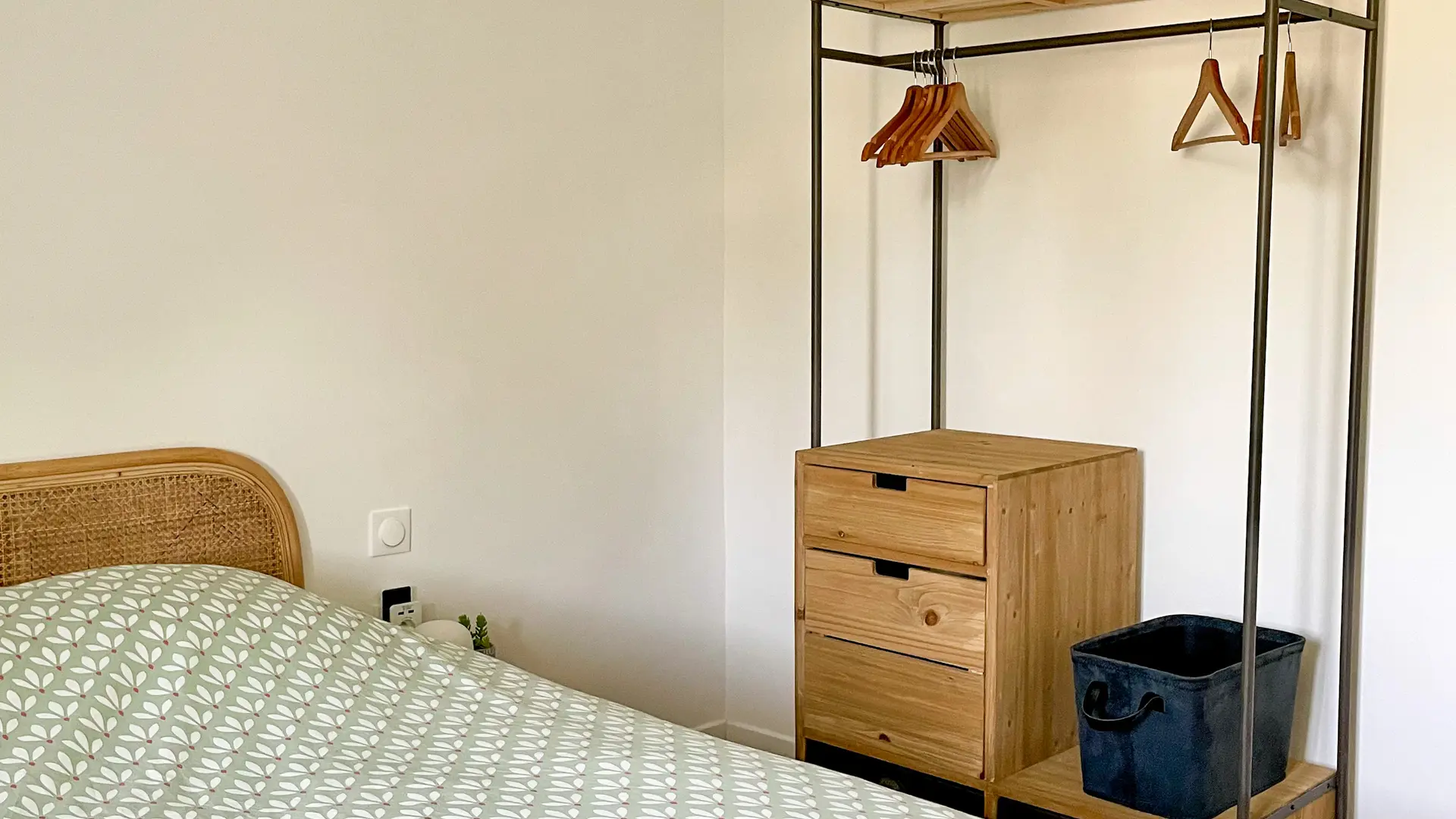 Chambre 2 avec lit double, penderie et prises USB autour du lit