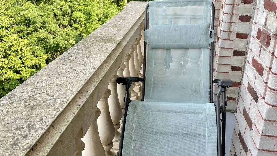 Possibilité de sortir une chaise longue ou une petite table et 2 chaises sur le