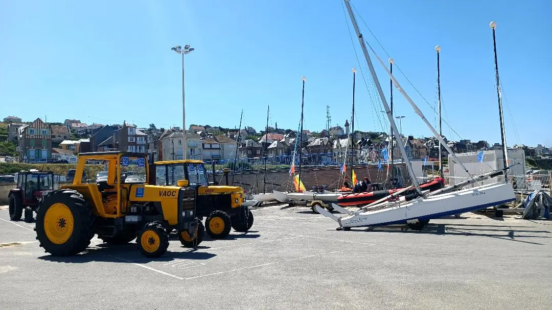 Tracteurs et voiliers sur parc