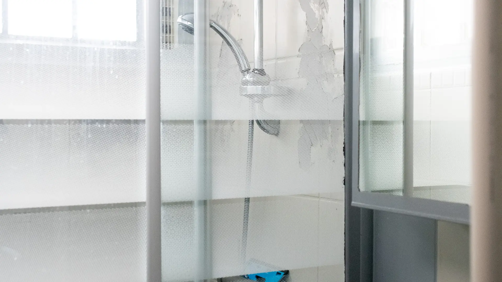 Salle de bain avec vasque et douche