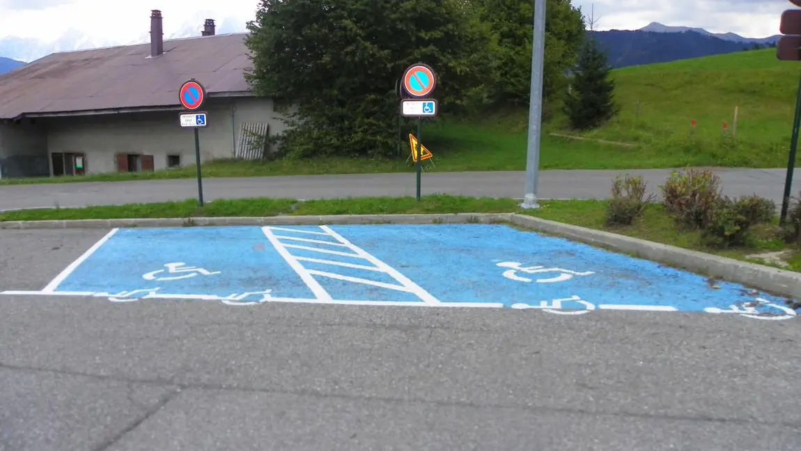 Places handicapées au parking de la Cry