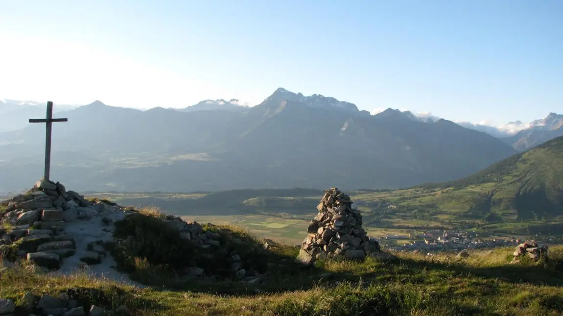 Croix St Philippe au dessus du col de Moissière