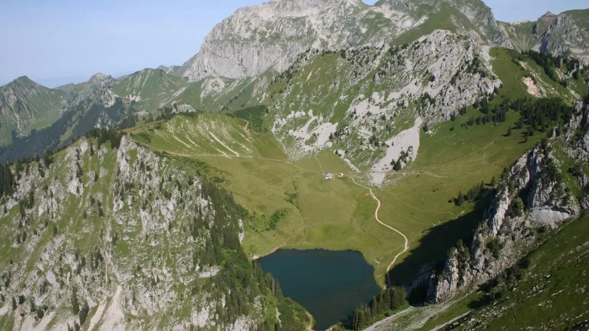 vue aérienne lac d'arvoin