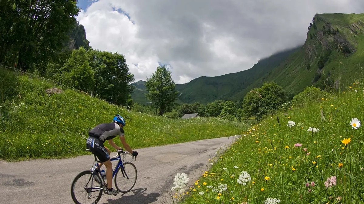 Passage à Foron, vue sur le Roc d'Enfer