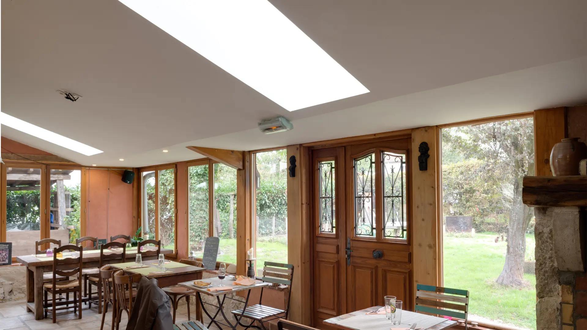 Sous la véranda avec vue sur le jardin du Café de Campagne
