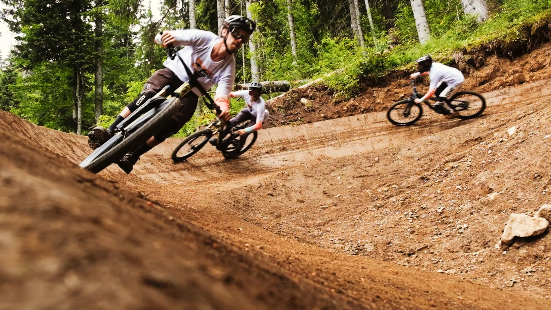 Piste bleu DH La Greneche virage relevé