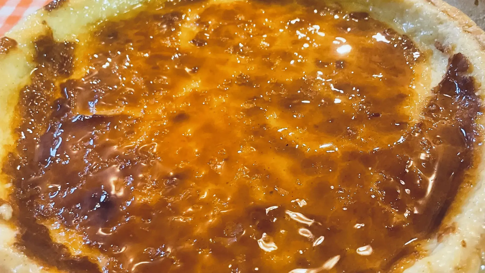 Grand flan sorti du four, prêt pour le dessert.