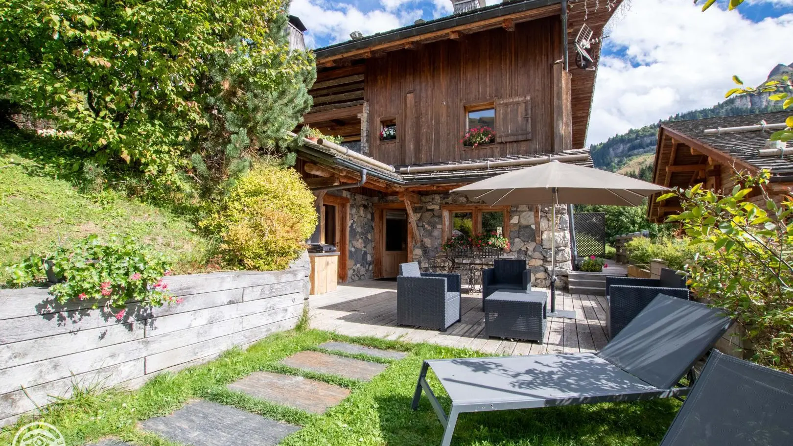 Terrasse avec salon de jardin,transats et plancha