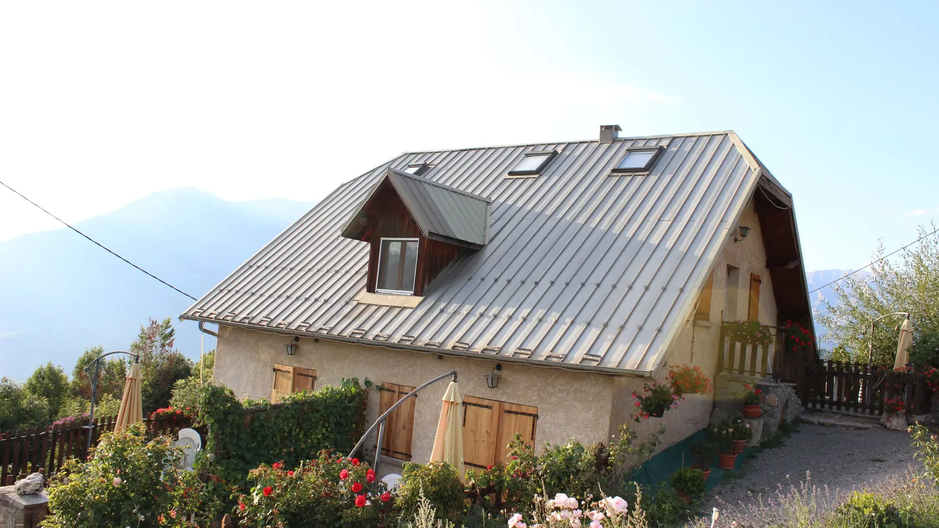 vue de la maison et de l'entrée de l'appartement