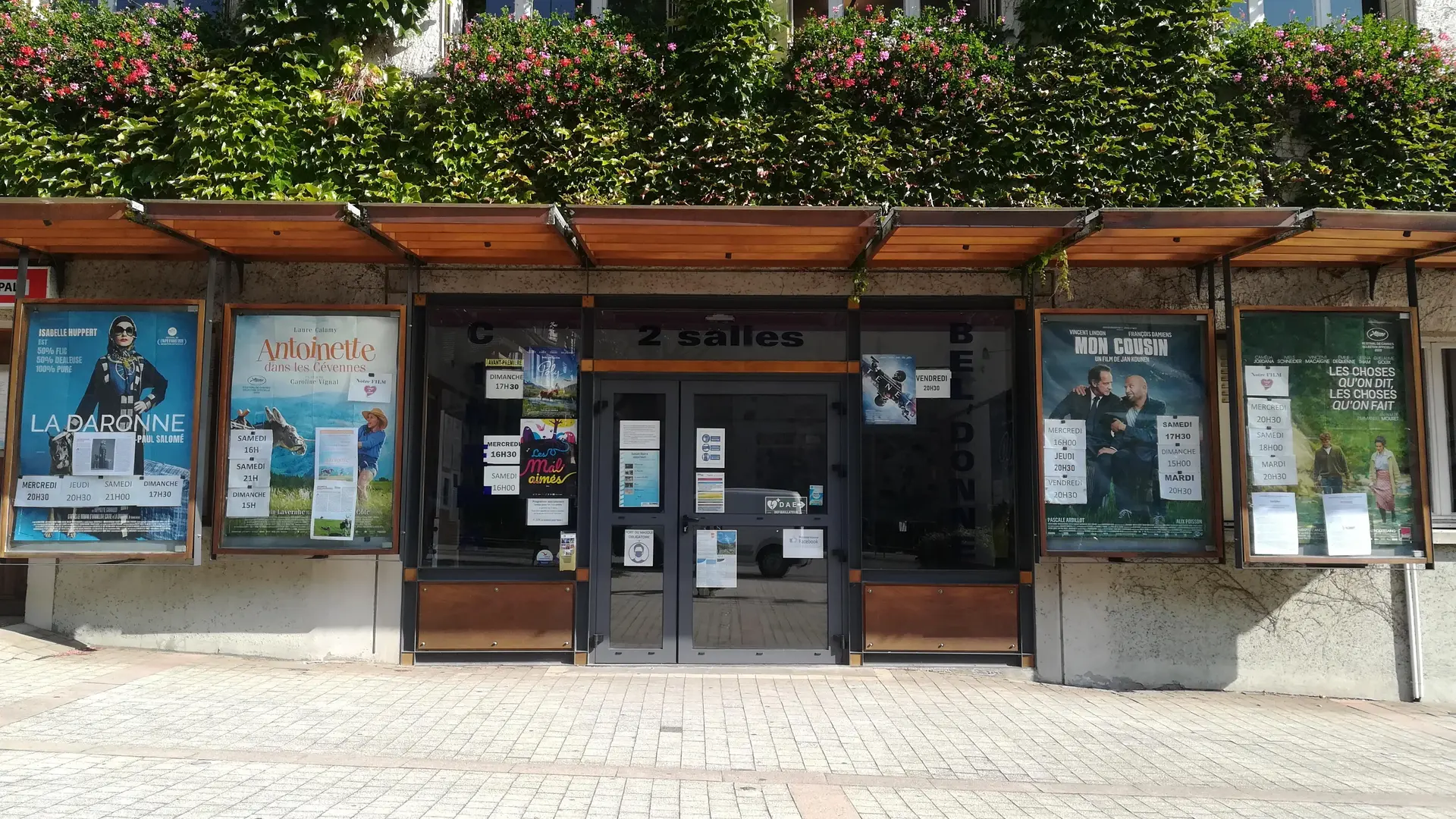 Photo de la façade extérieure du cinéma d'Allevard