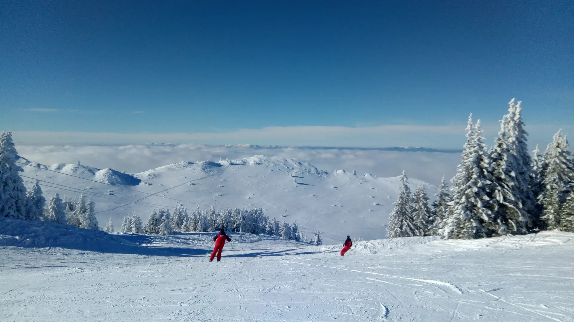 Skieurs sur piste rouge Hirmentaz-vue sur les Crêtes