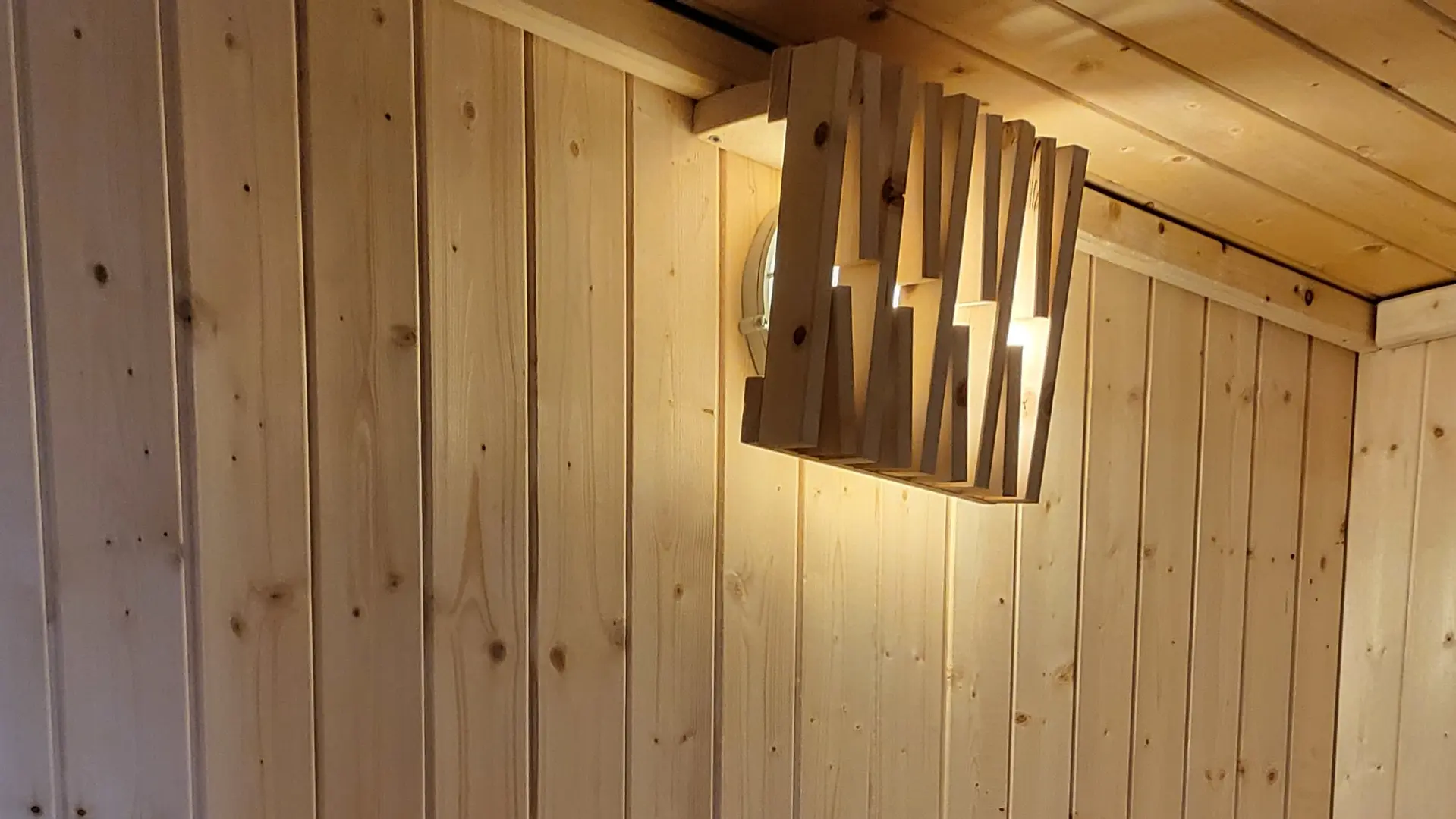 Intérieur du sauna avec  seau en bois