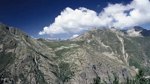 Le col du Sabion en été, sur fond de ciel très dense et très bleu