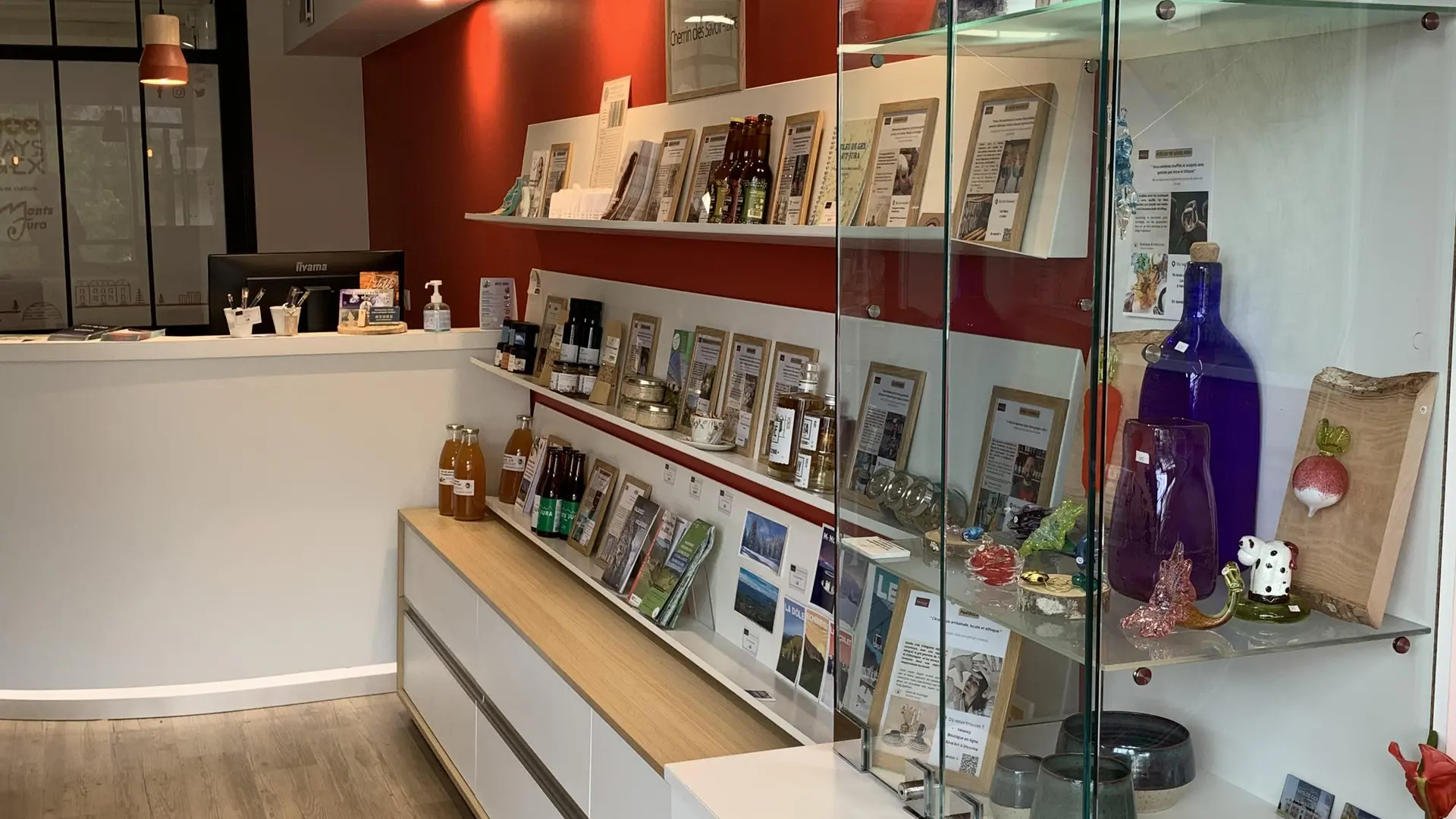 Vitrine produits régionaux et artisanaux