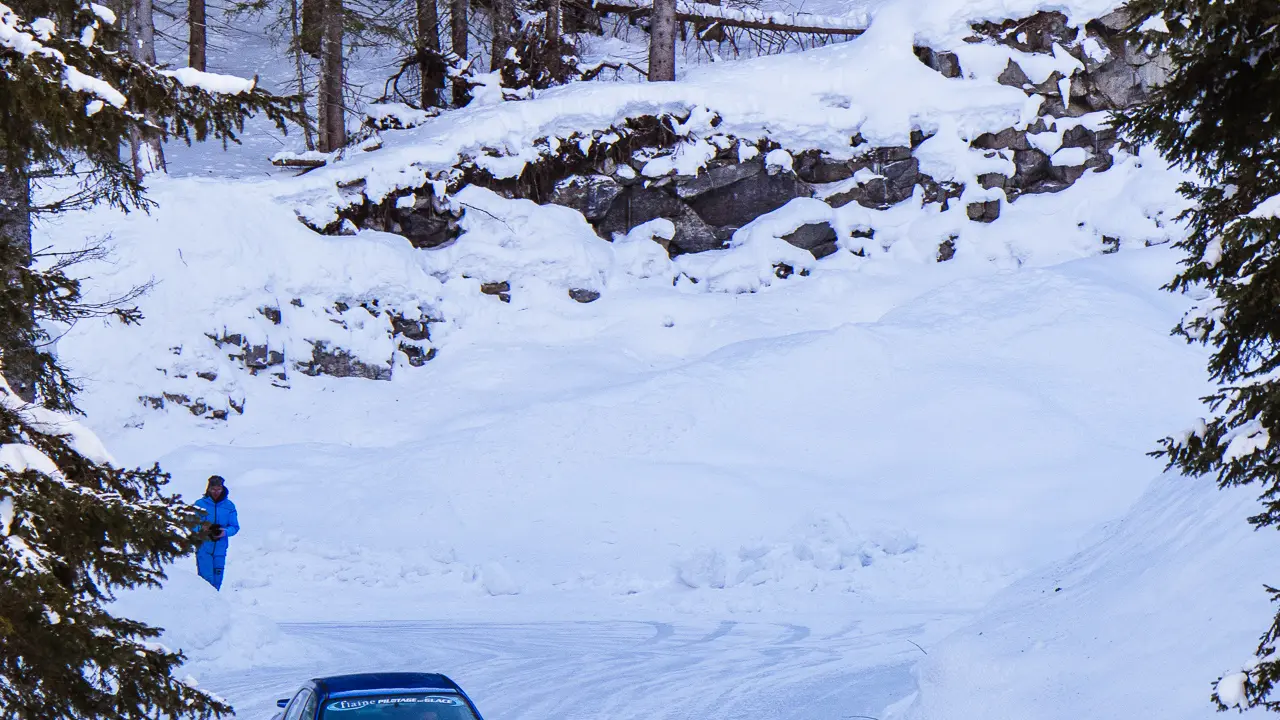 Subaru dérapant sur le circuit de glace