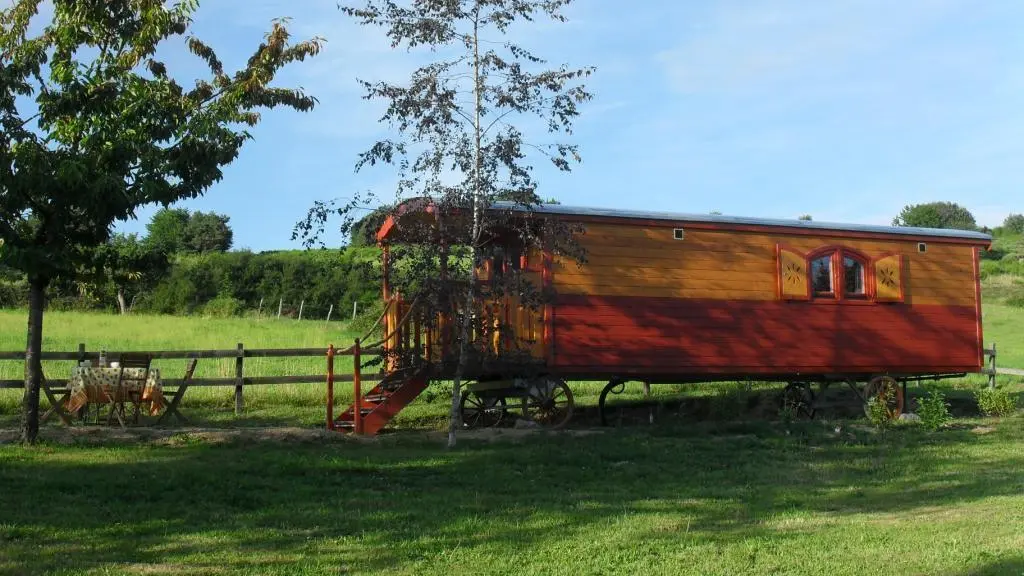 La roulotte dans le verger