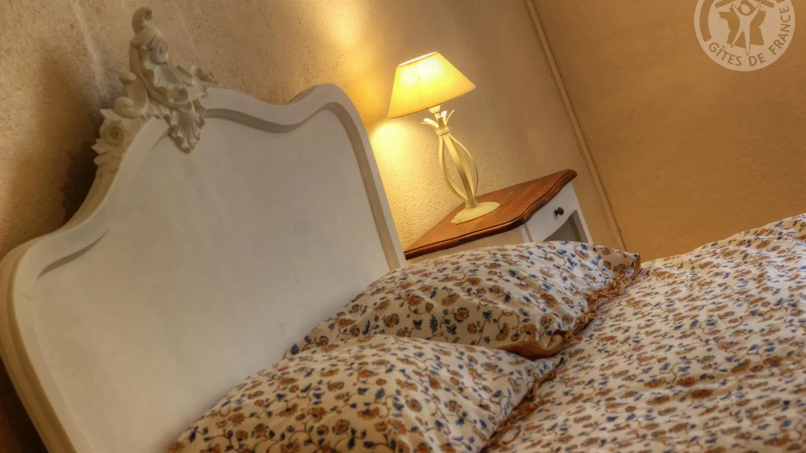 Chambre n°1 (1 lit 140) + table à langer et lit bébé)