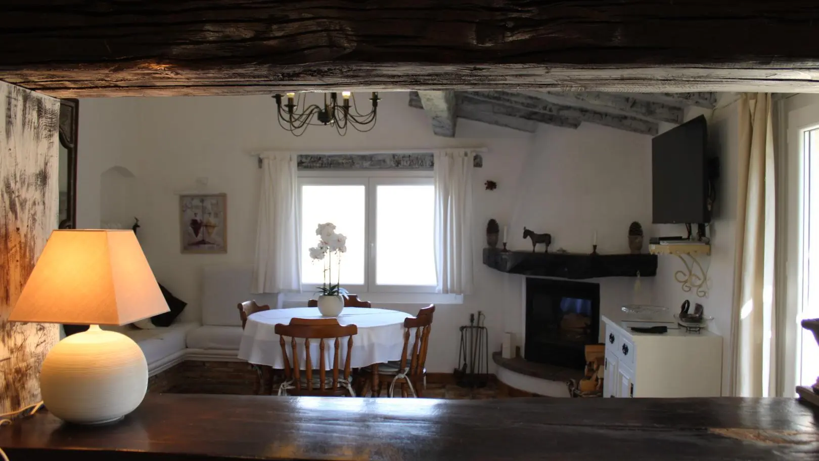 Salle à manger Salon avec Cheminée-
Villa La Myreclose-Saint Auban-Gîtes de France Alpes Maritimes