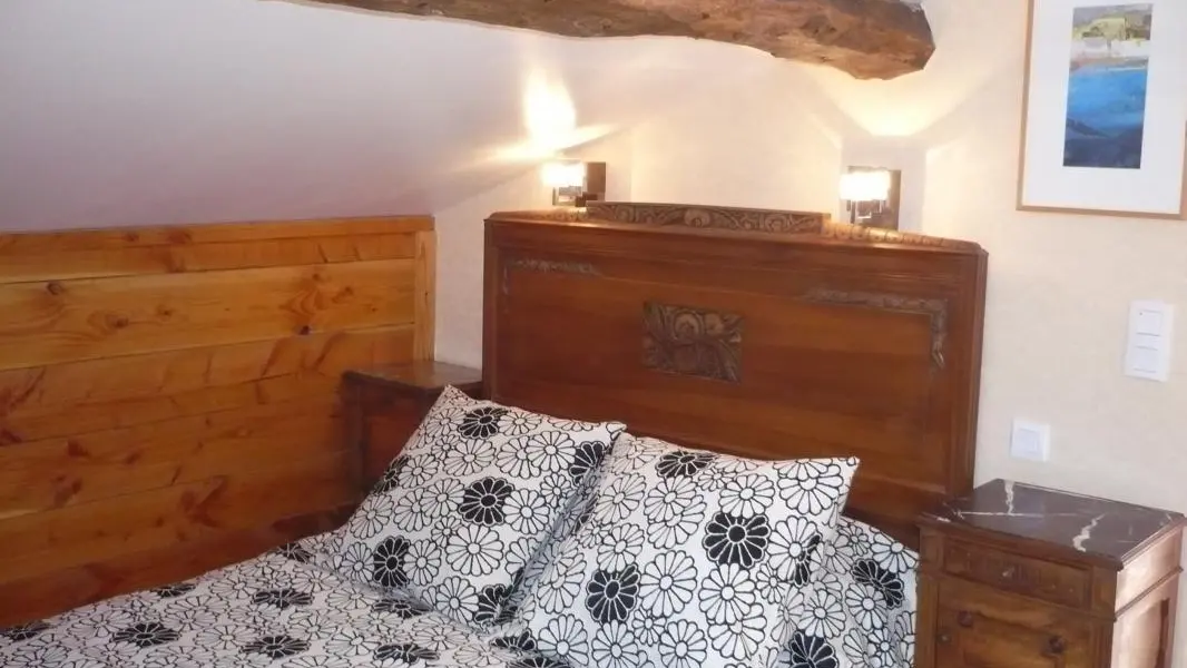 Chambre avec salle d'eau et WC, à l'étage.