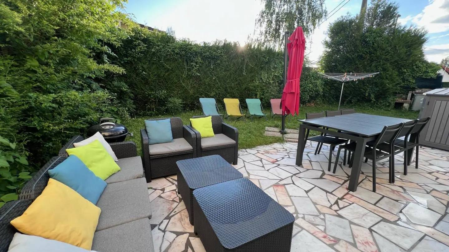 Jardin avec la terrasse principale. Salon d'été, table extérieure, parasol, barbecue et transats tout ce qu'il faut pour profiter un maximum du soleil tout l'été !