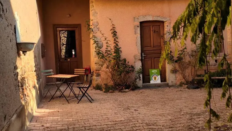Castel des Arts : le gîte et sa cour privative.