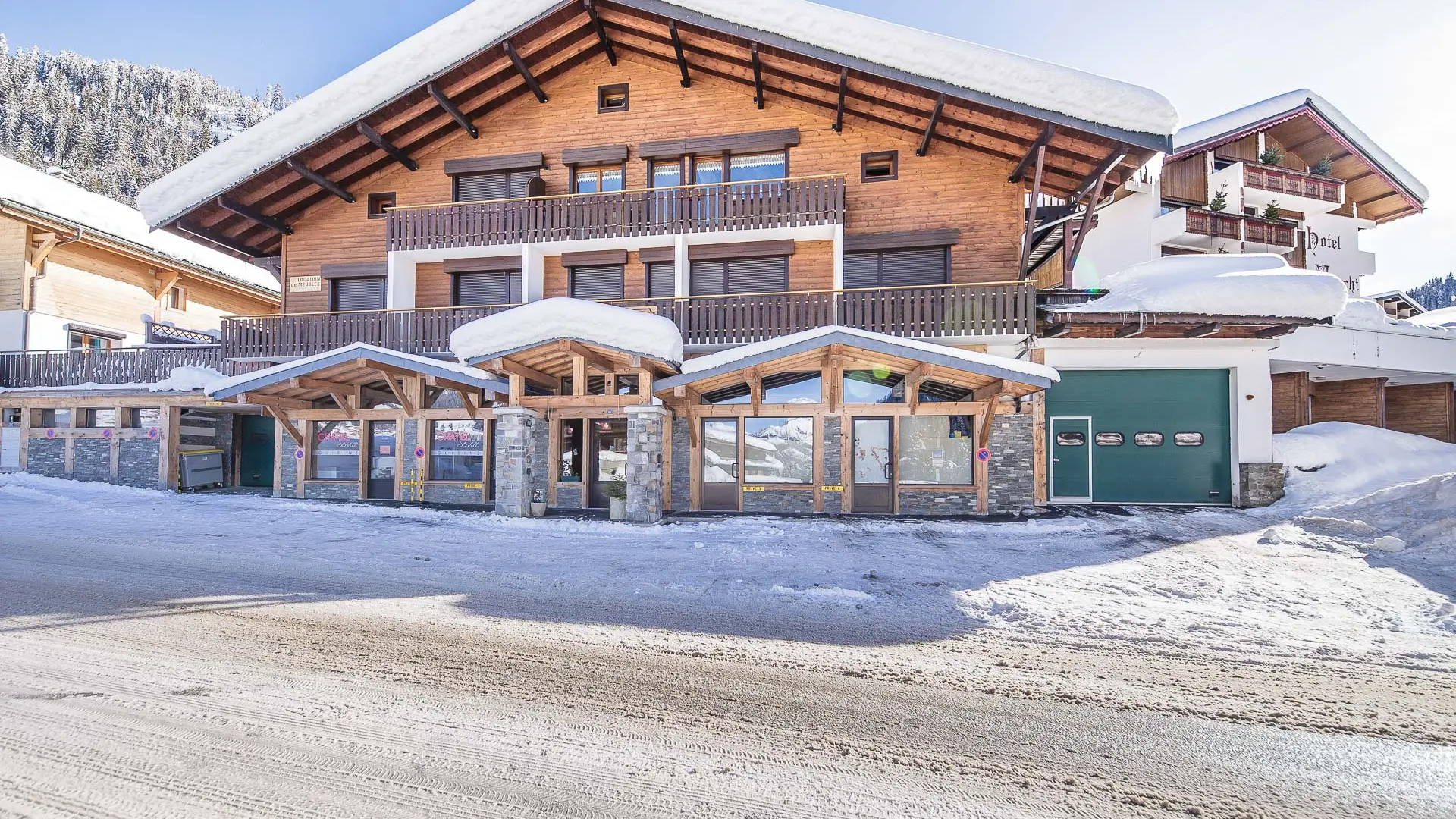 Façade de la résidence Lou Candres en hiver