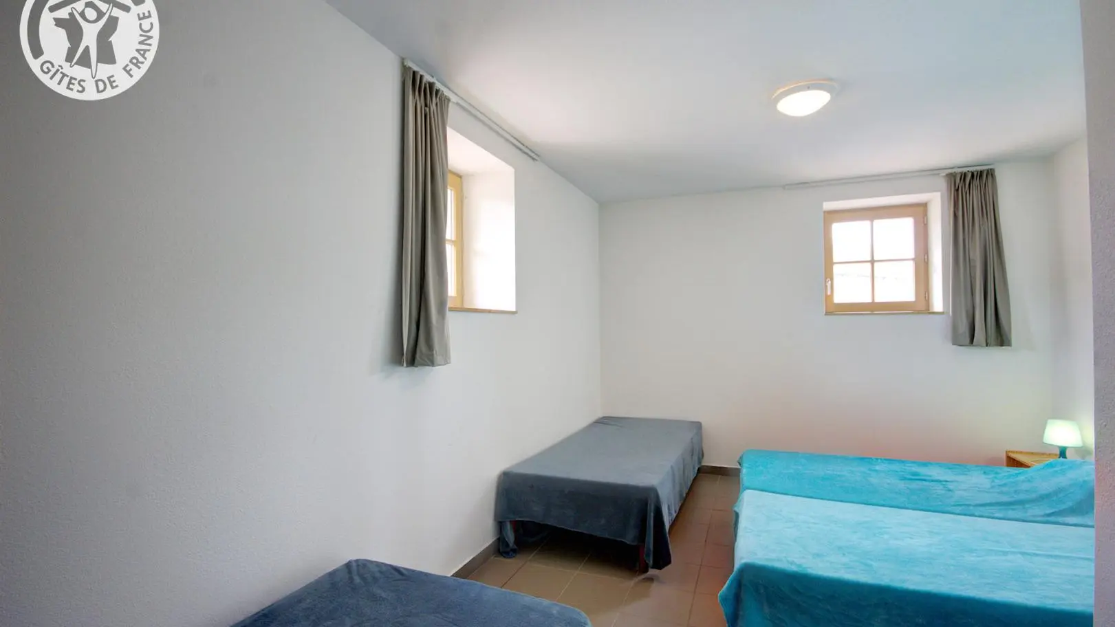 Chambre Rouge : 2 lits 90 jumables + 2 lits 90