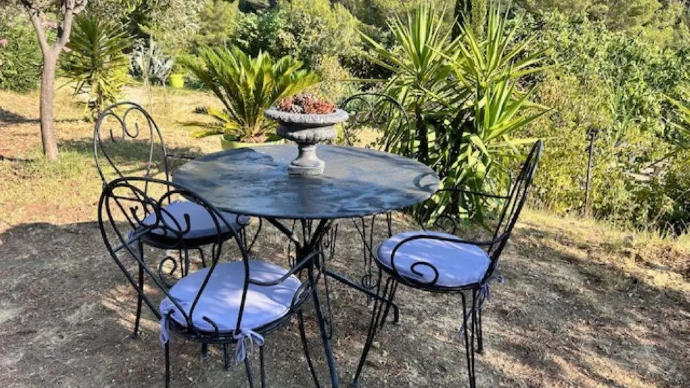 Une table pour un verre ou un petit déjeuner dans votre jardin