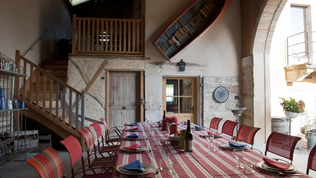 L'été, petit déjeuner et table d'hôte sous le préau