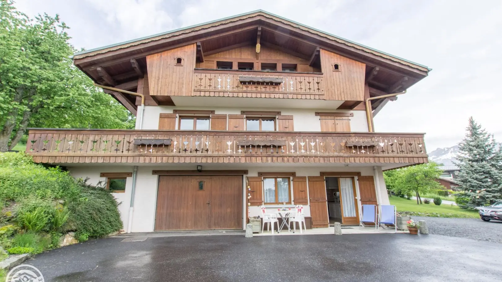 Le gîte est situé en bas à droite du chalet (fenêtre + porte-fenêtre).
