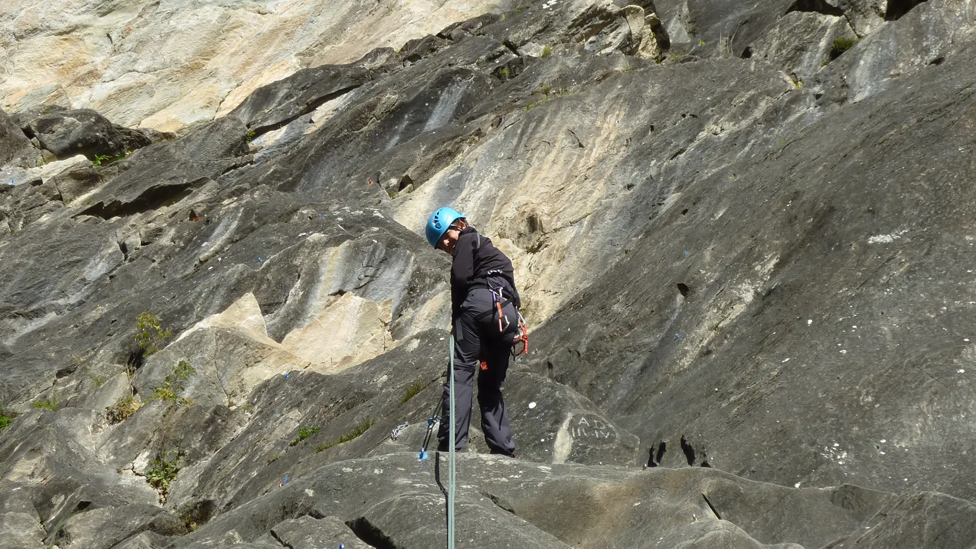 une personne encordée sur un mur naturel