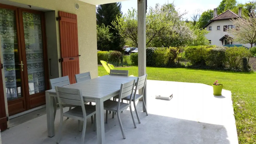 La terrasse privative avec le salon de jardin