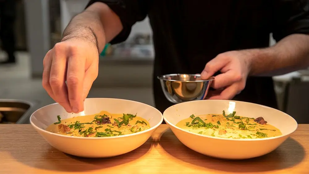 chef qui dresse 2 assiettes