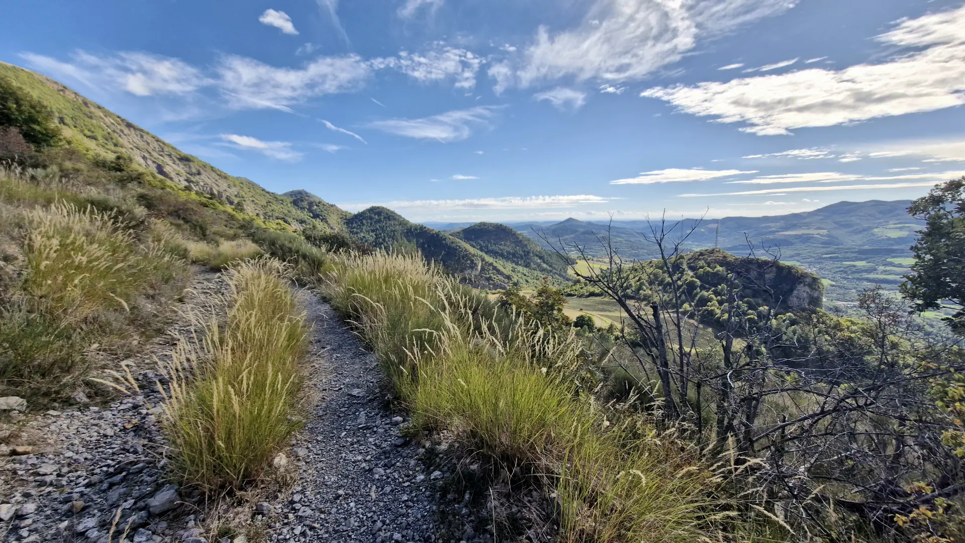 The path between two Refuges d'Art, in the Haute-Provence UNESCO Global Geopark. Photo © Luc Richard