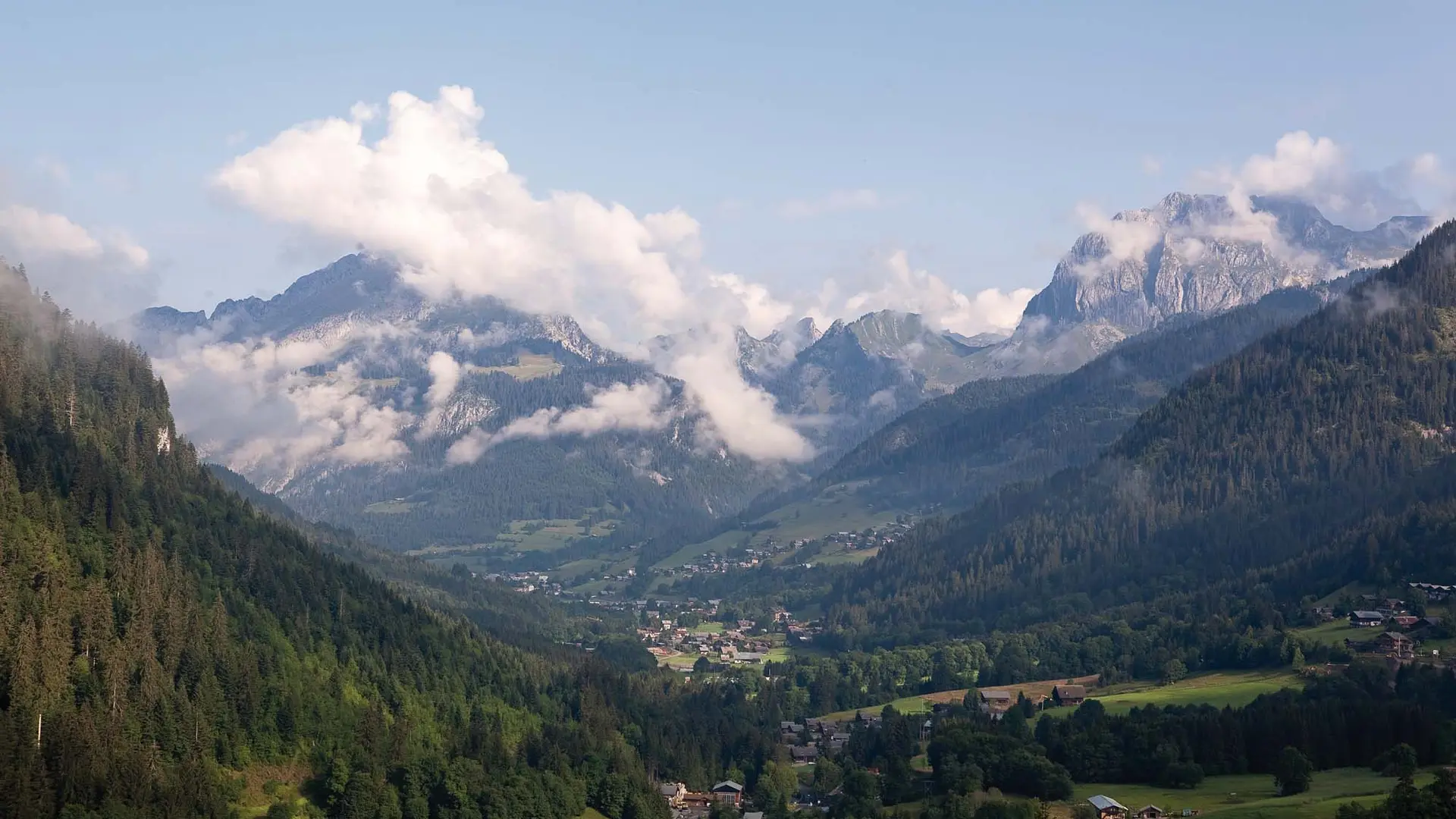 Vue sur la vallée depuis l'hôtel