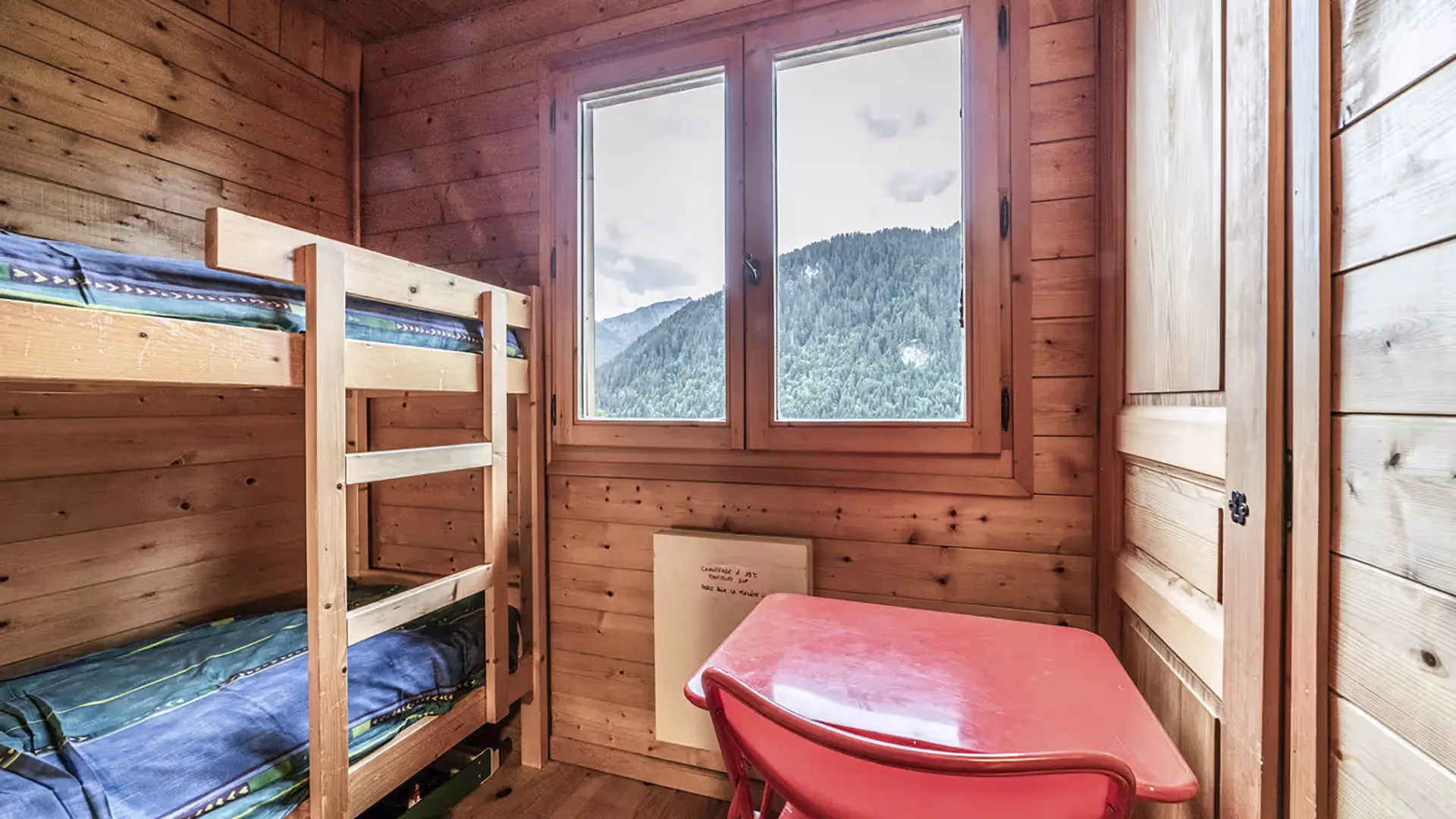 Chambre enfants avec lits superposés, fenêtre