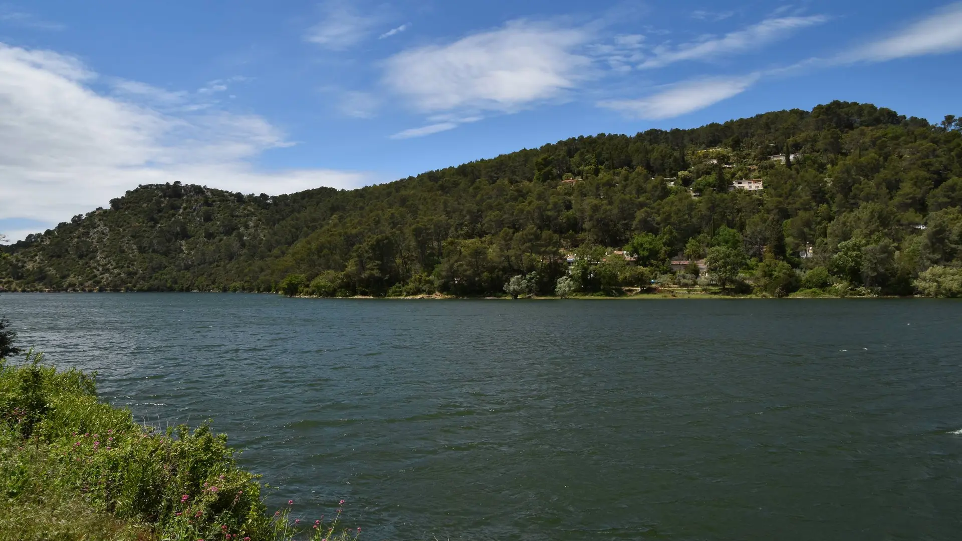 Lac de Carcès entouré de collines