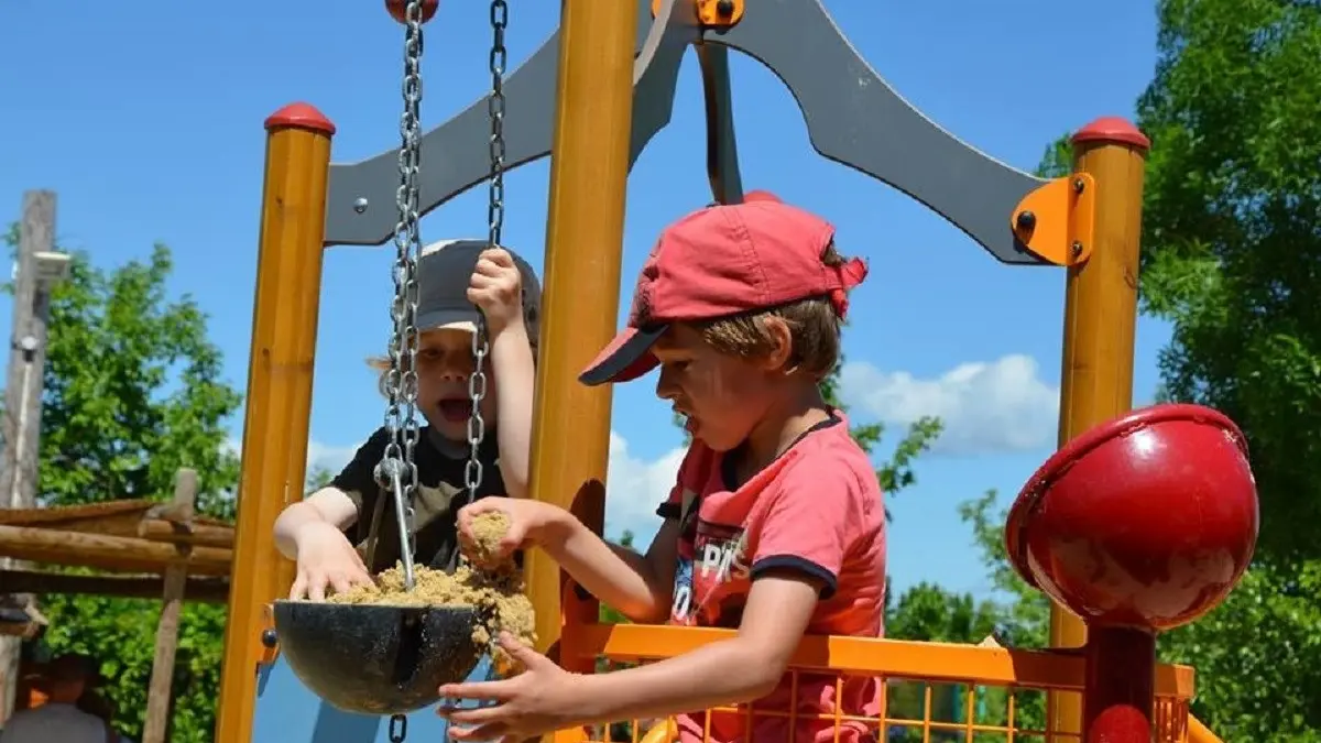 Enfants qui jouent sur aire de jeux chantier de construction