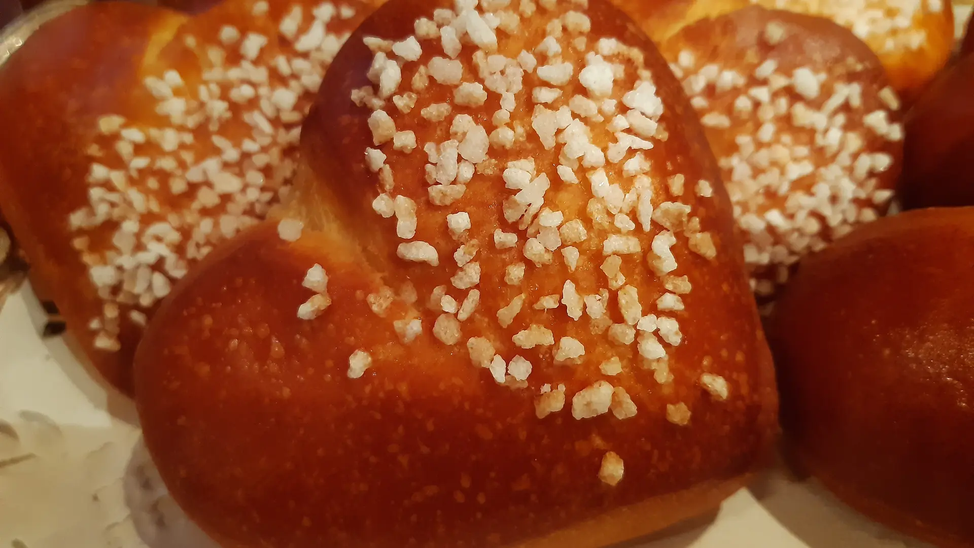 Petit-déjeuner au buffet salé/sucré avec des confections Maison
