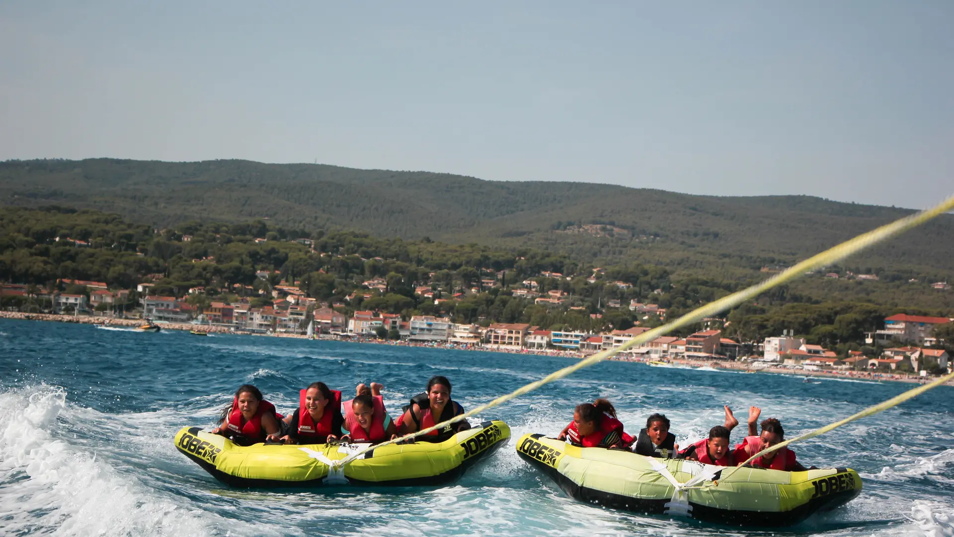 Bouée tractée avec wake sensation