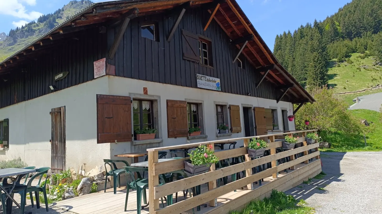 Buvette et terrasse