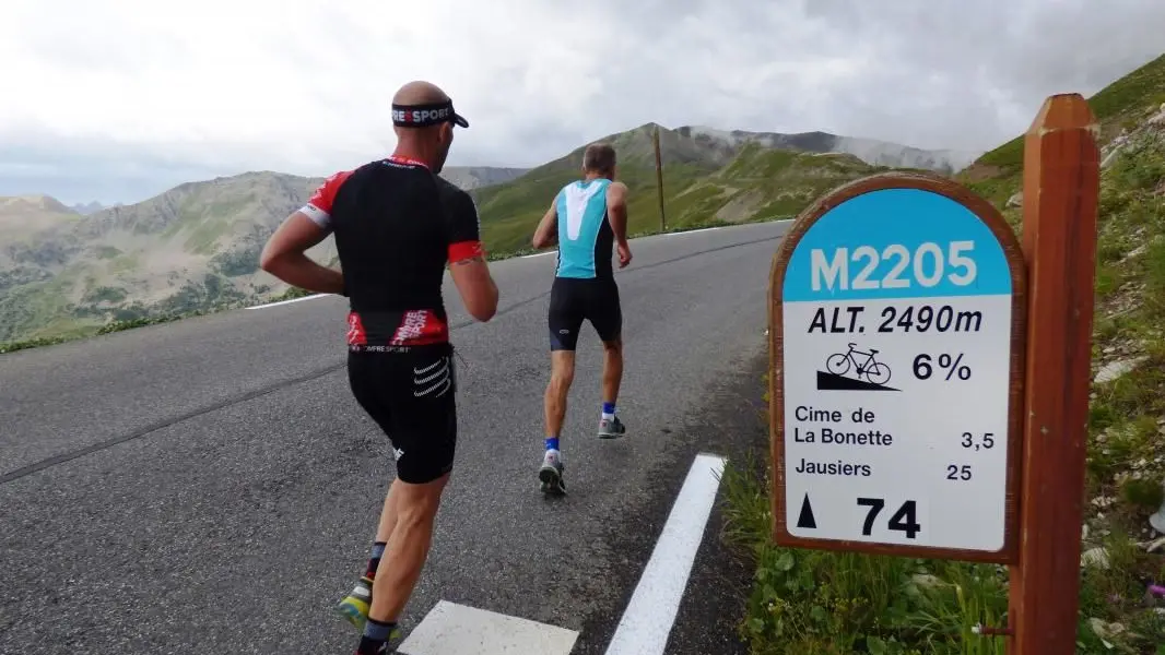 POUR LES AMATEURS DE VELO OU DE COURCE A PIED LE COL DE LA BONETTE PLUS HAUTE ROUTE D EUROPO 2802M